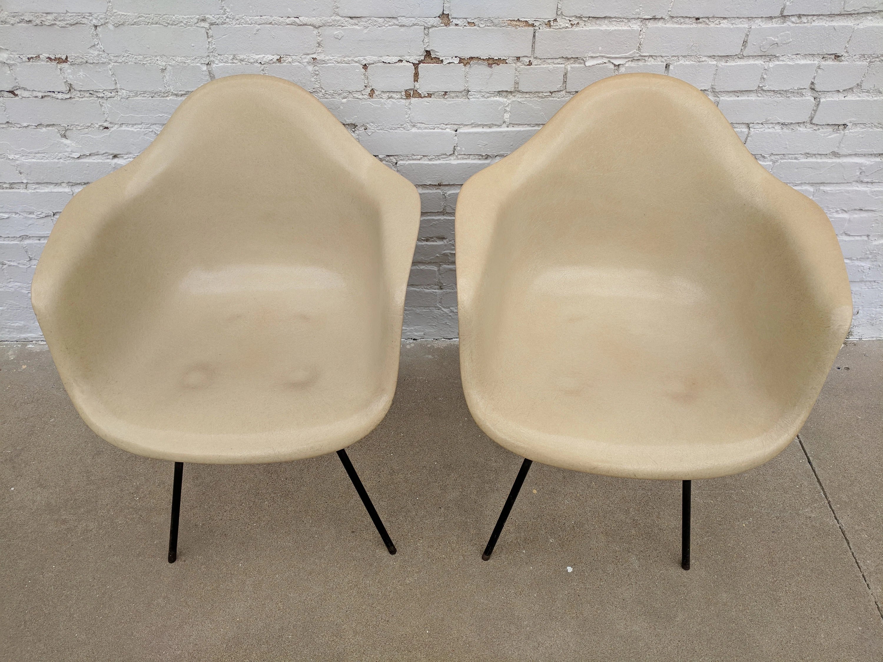 Mid Century Modern Early Eames DAX Armed Shell Chair