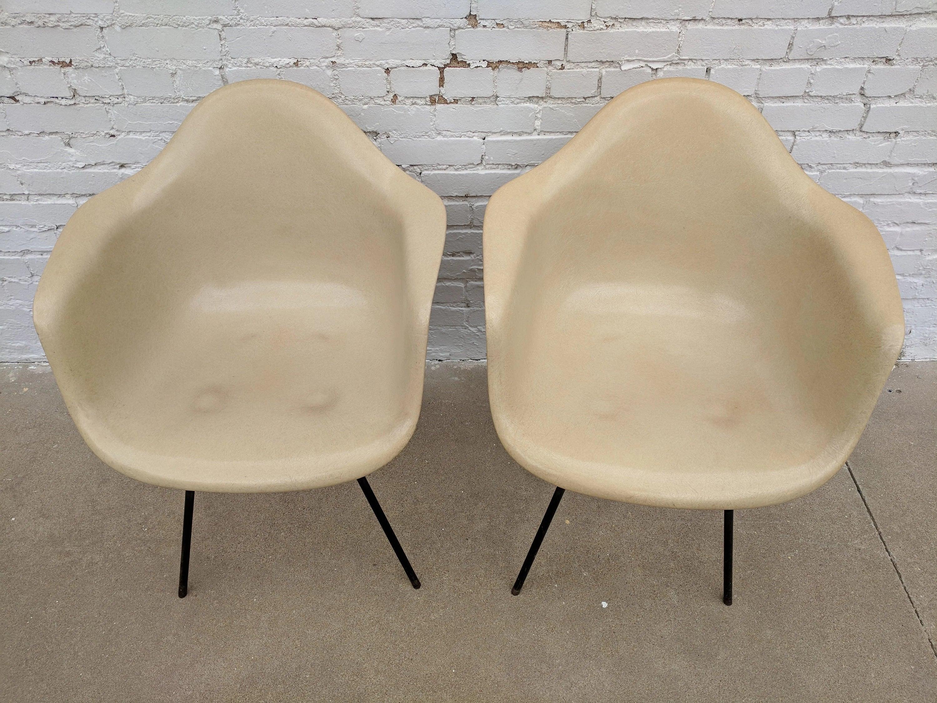 Mid Century Modern Early Eames DAX Armed Shell Chair