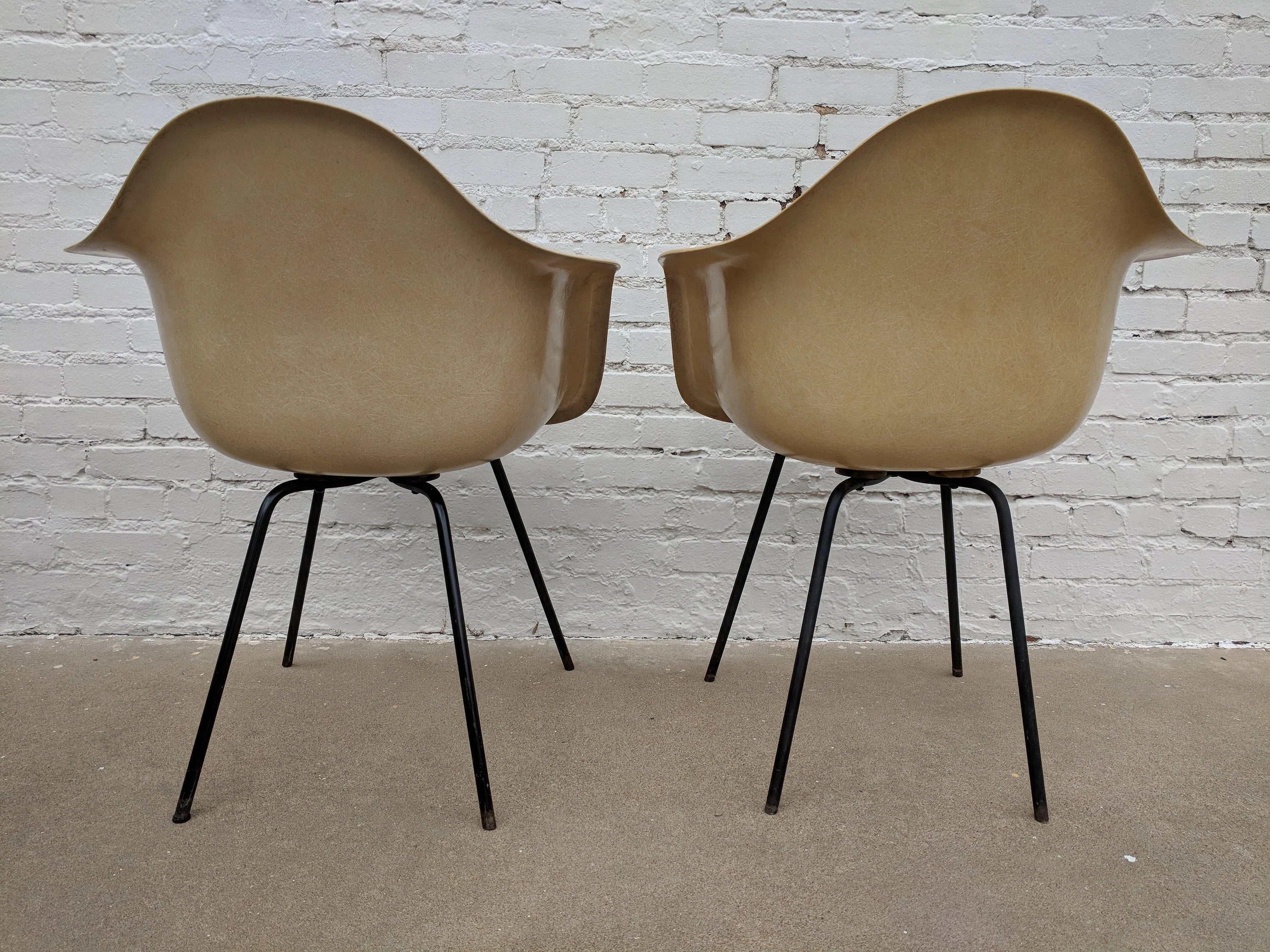 Mid Century Modern Early Eames DAX Armed Shell Chair