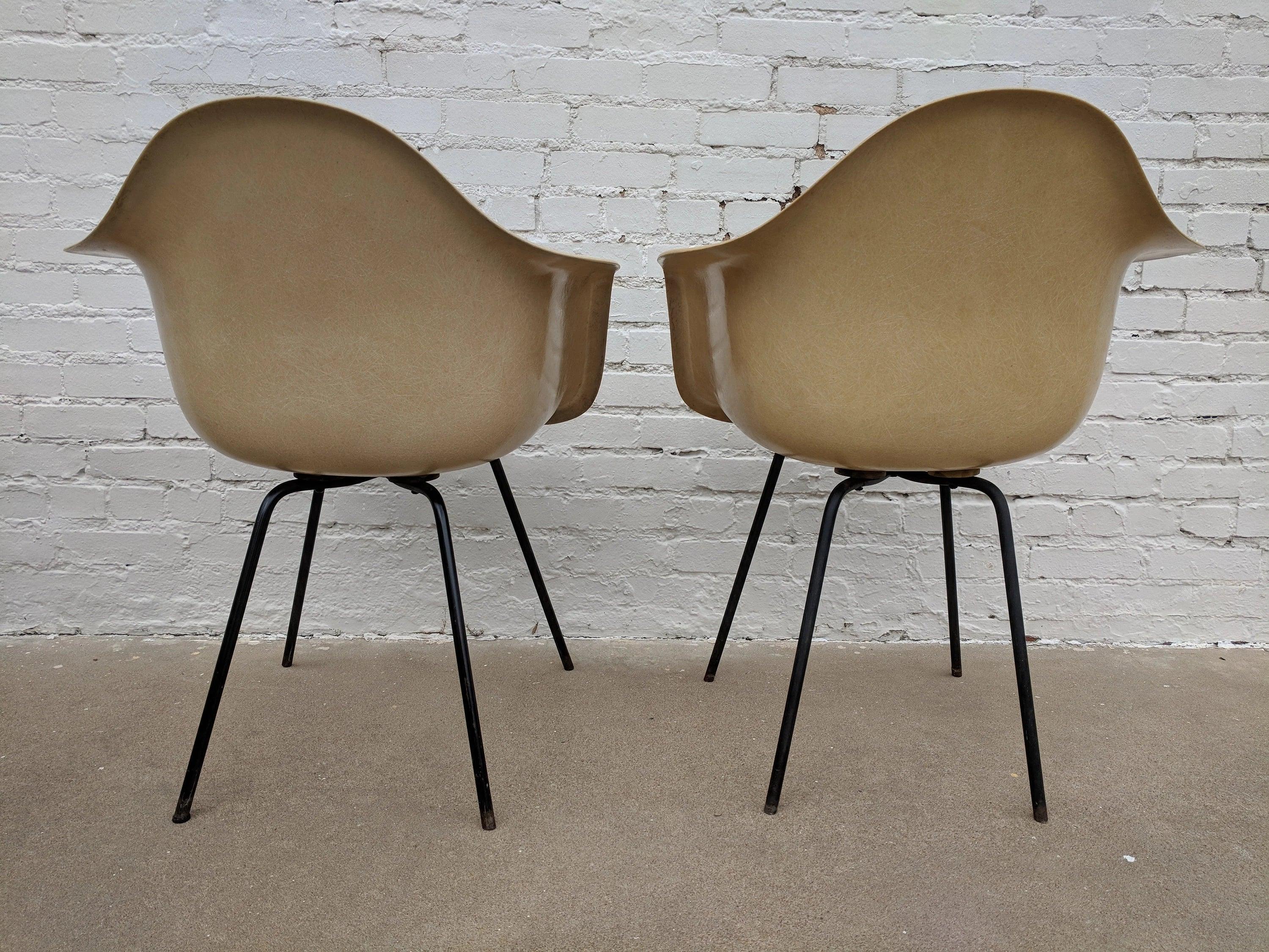 Mid Century Modern Early Eames DAX Armed Shell Chair