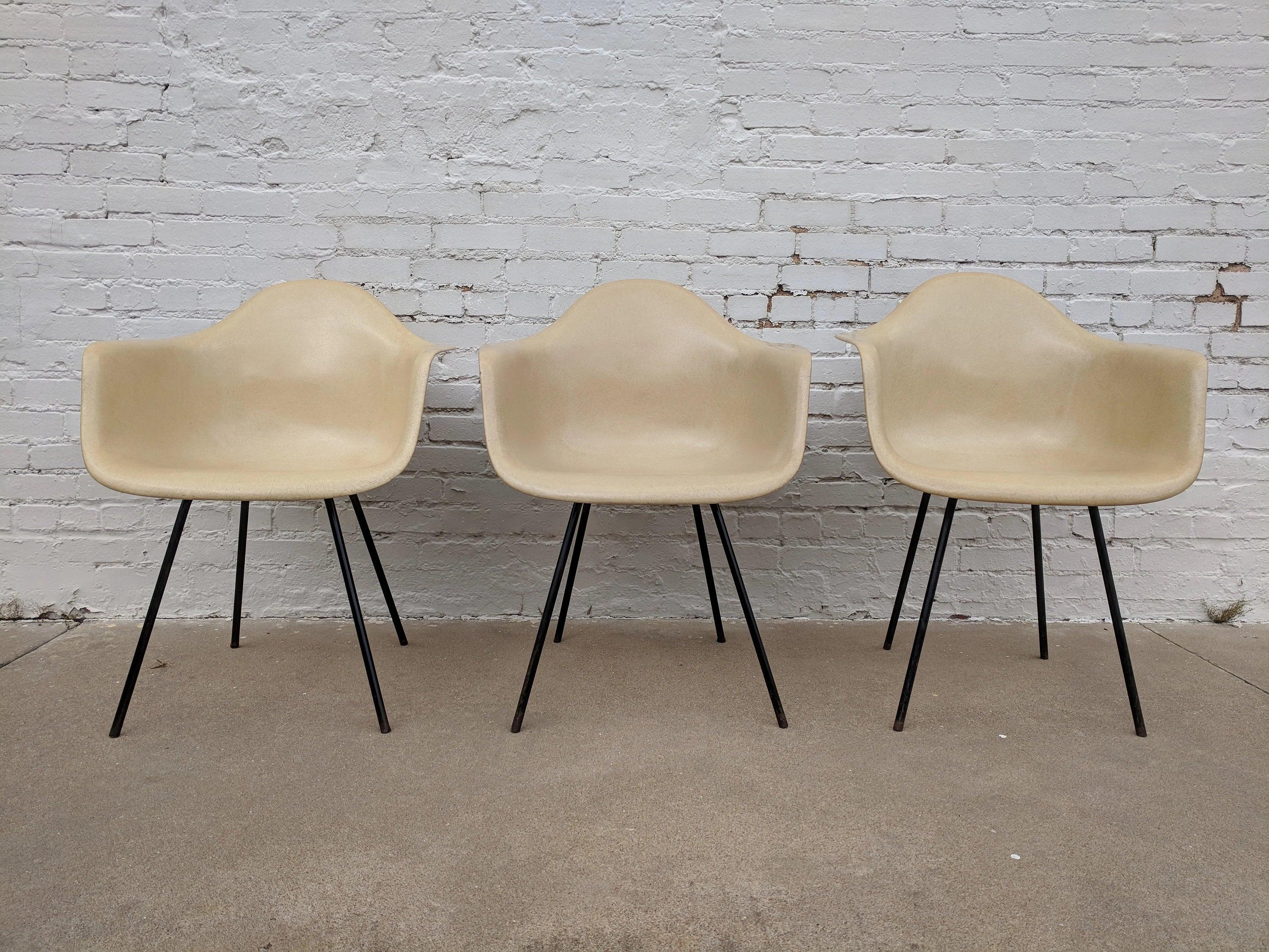 Mid Century Modern Early Eames DAX Armed Shell Chair