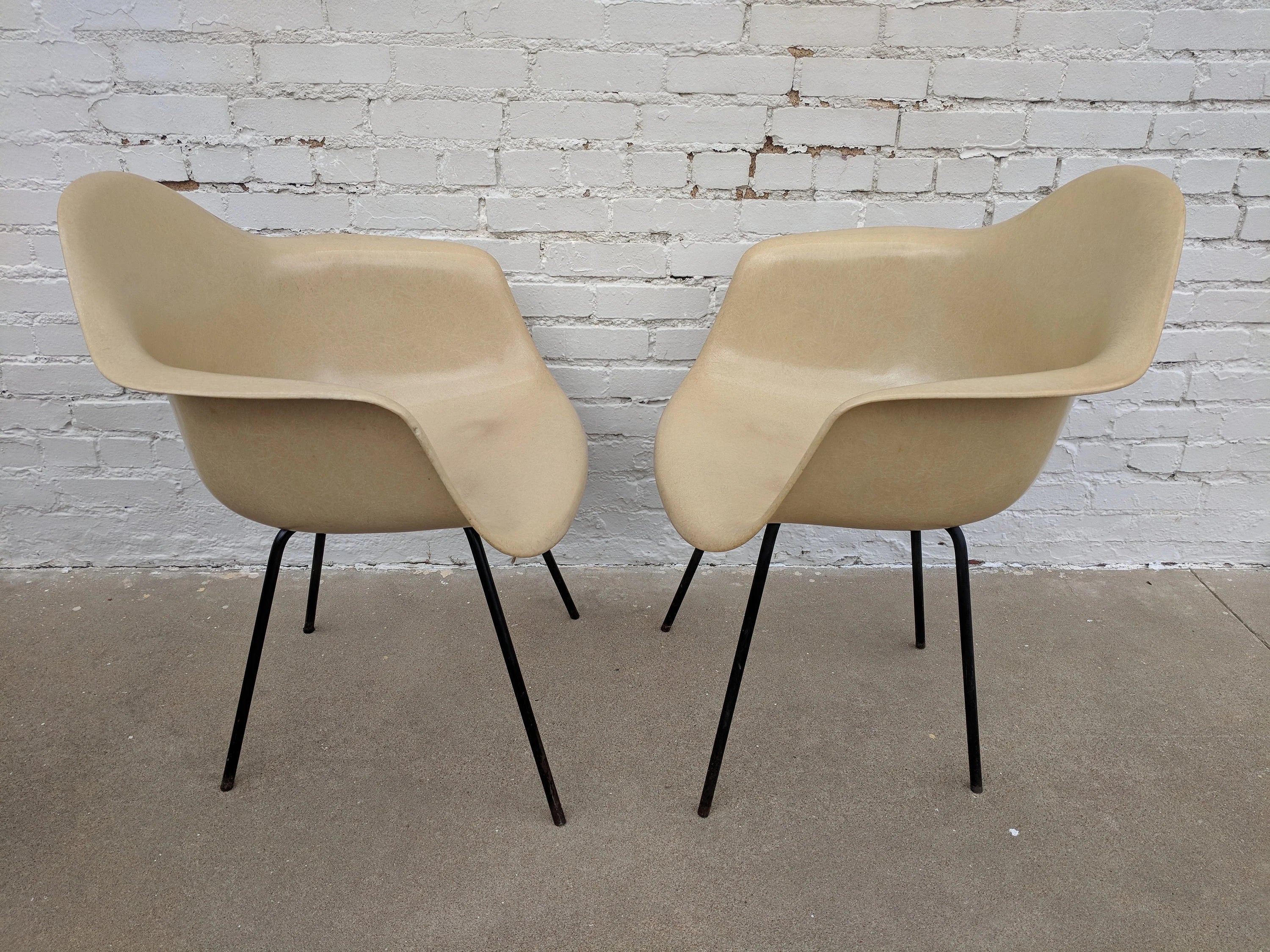 Mid Century Modern Early Eames DAX Armed Shell Chair