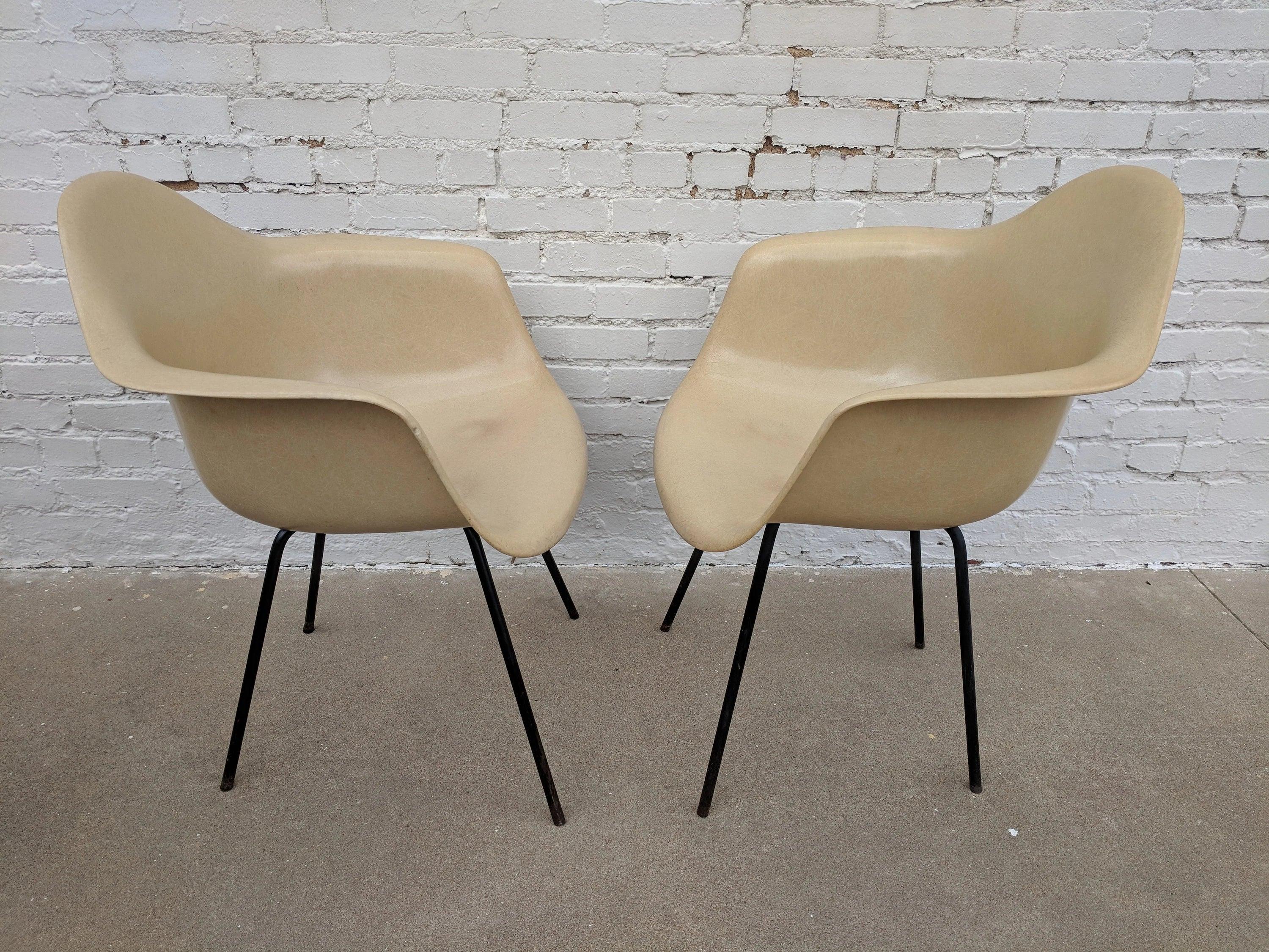 Mid Century Modern Early Eames DAX Armed Shell Chair
